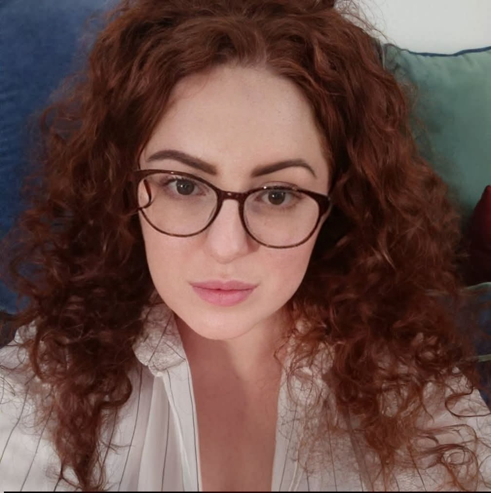 Lia Maor wearing glasses